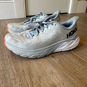 Hoka Arahi 6 sneakers